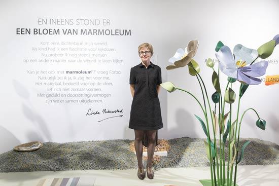 Linda-Nieuwstad-met-haar-'lager-than-life'-vlasbloemen-van-linoleum-in-de-Japanse-tuin-van-Forbo-Flooring-op-de-DDW.jpg