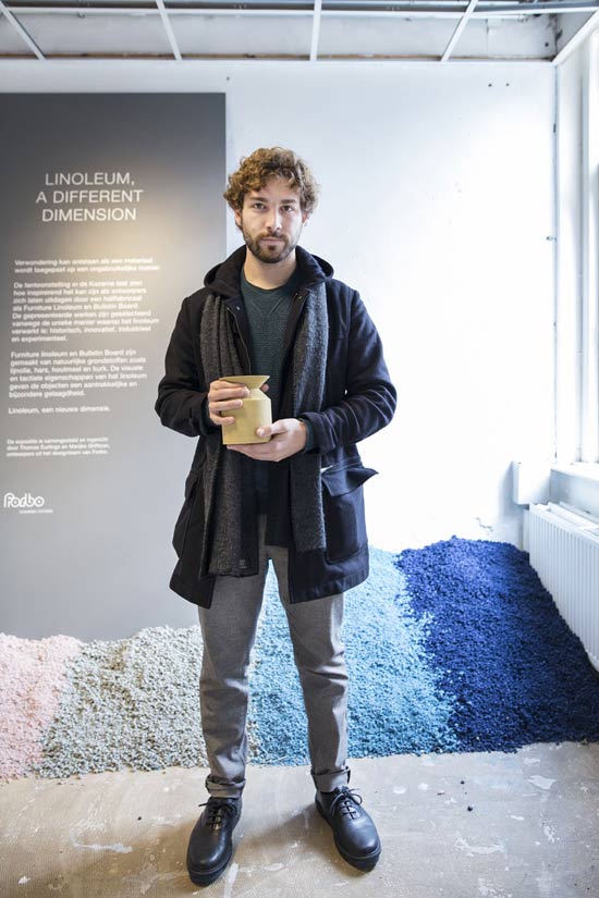 Stefano-Sabate`-met-zijn-vaas-van-linoleum-op-de-'Verwondering'-expositie-van-Forbo-Flooring-tijdens-de-DDW.jpg