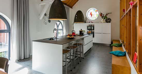 Keuken met groot modern keukeneiland