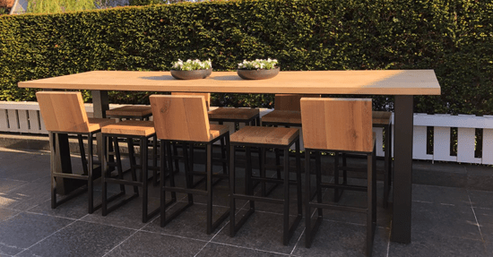 Dé verrijking voor je tuin: een eikenhouten tafel