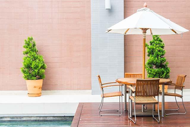 table-chair-with-white-umbrella-outdoor-patio_kopiëren.jpg