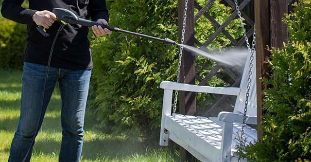 Geen vieze derrière? Maak je tuinmeubelen schoon!