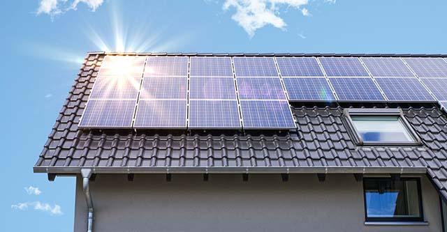 Waarom kiezen steeds meer mensen voor zonnepanelen op het dak?