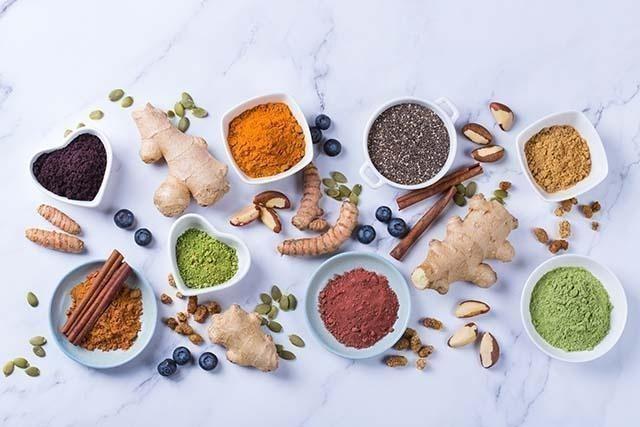 balanced-nutrition-concept-clean-eating-antioxidant-detox-diet-assortment-superfood-powder-acai-turmeric-wheat-ginger-cinnamon-matcha-flat-lay-marble-background_kopiëren.jpg