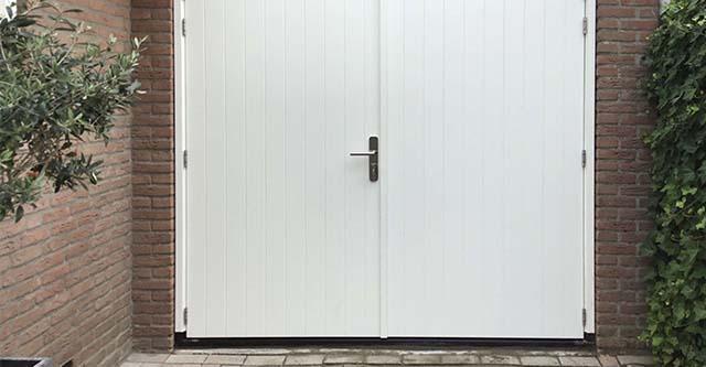 De 5 voordelen van houten openslaande garagedeuren