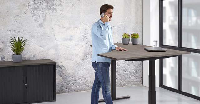 Een zwart zit-sta bureau? Stijlvol en ergonomisch verantwoord tegelijk.