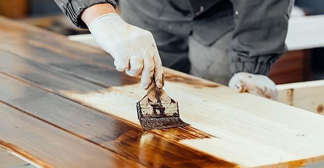 Houten tuinmeubelen opknappen in 7 stappen