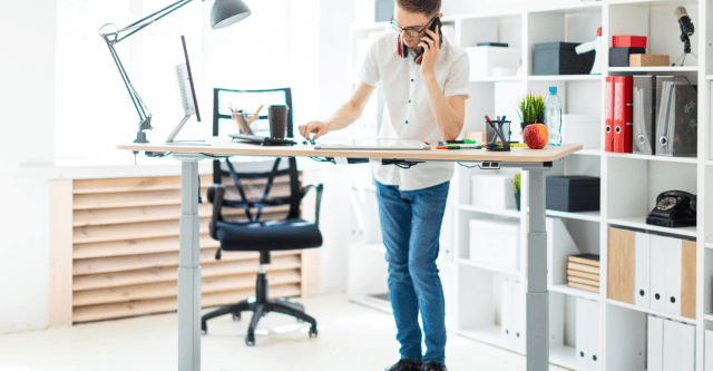 Gezond werken vanuit huis: de voordelen van een zit-sta bureau