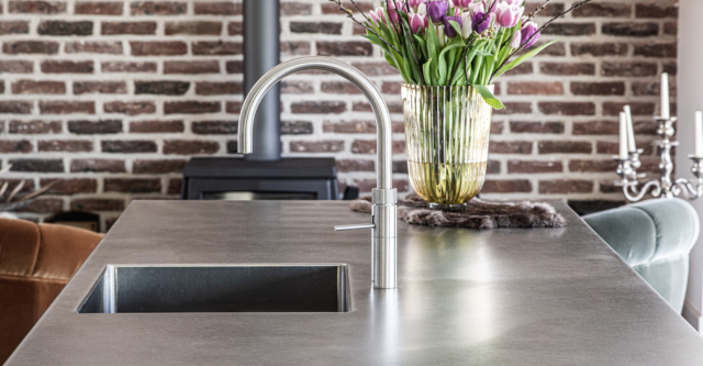 Van keuken tot badkamer: zo houd je RVS vlekkeloos schoon