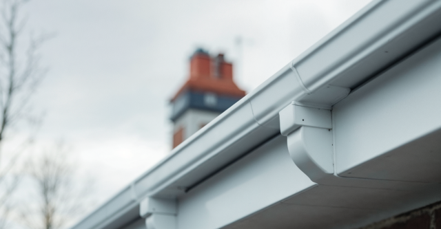 Waarom steeds meer huiseigenaren kiezen voor kunststof bakgoten