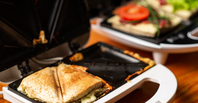 Tosti-ijzer kopen: ga je voor grillplaten of vlak?