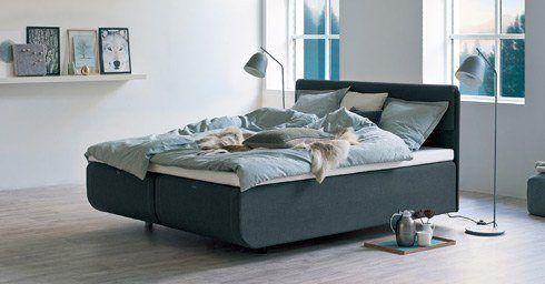 Een bed met zwevend design